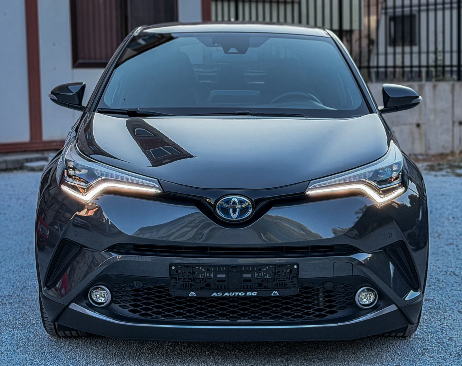 Toyota C-HR 1.8i-HYBRID* LED* JBL* 140 000КМ* FULL* TOP, снимка 2 - Автомобили и джипове - 55251707