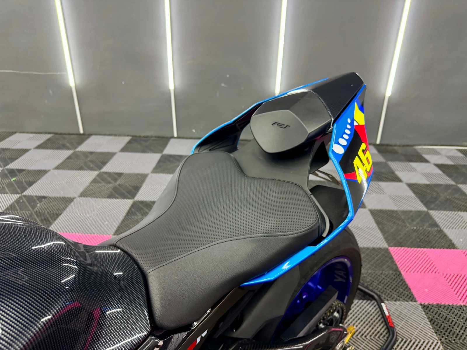 Yamaha YZF-R1 SHARK by Valentino Rossi - изображение 8