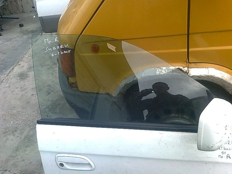 стъкло странично предно дясно за Субару Аутбек 01г.