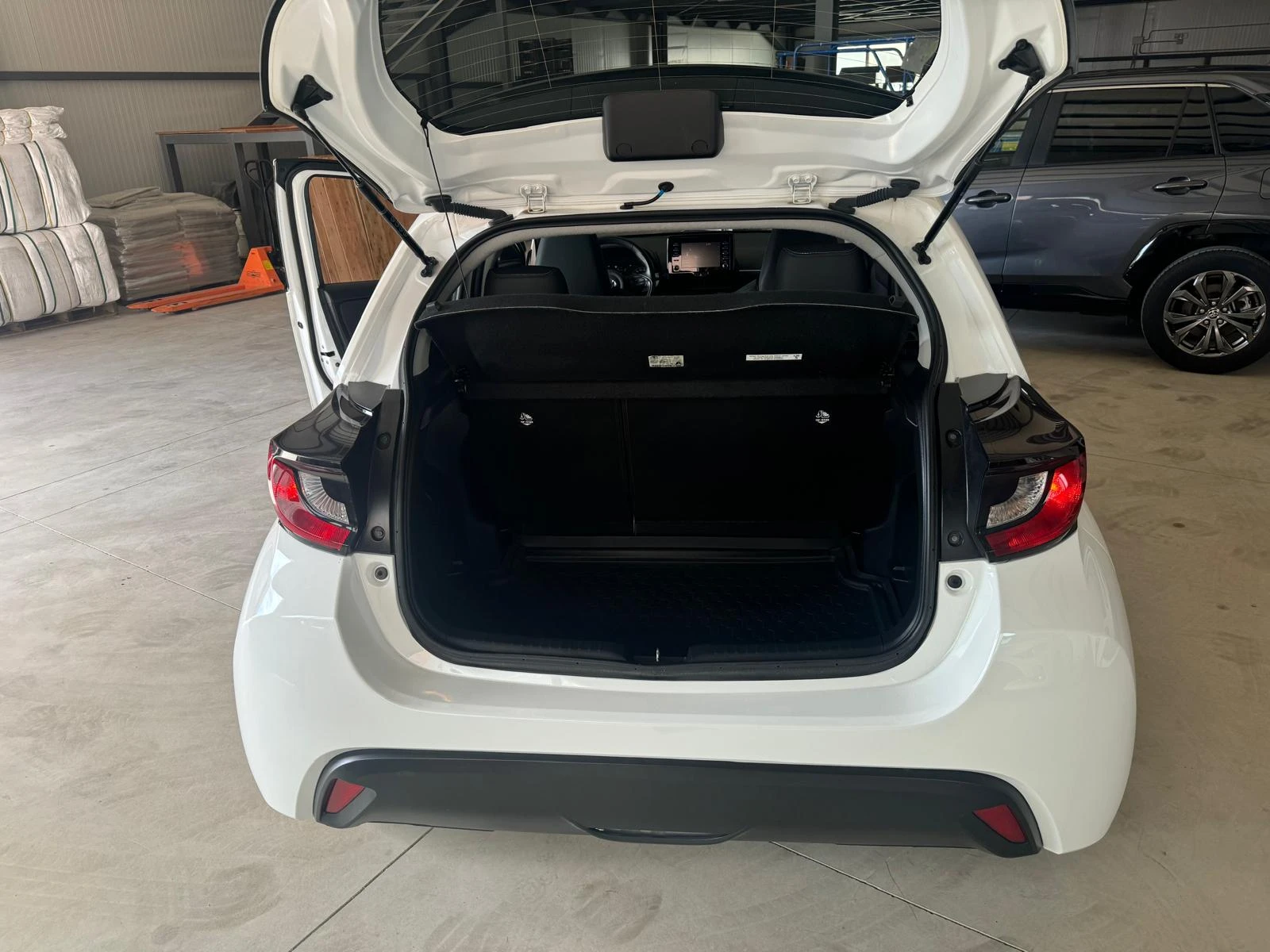 Toyota Yaris 1.5 Hybrid  - изображение 6