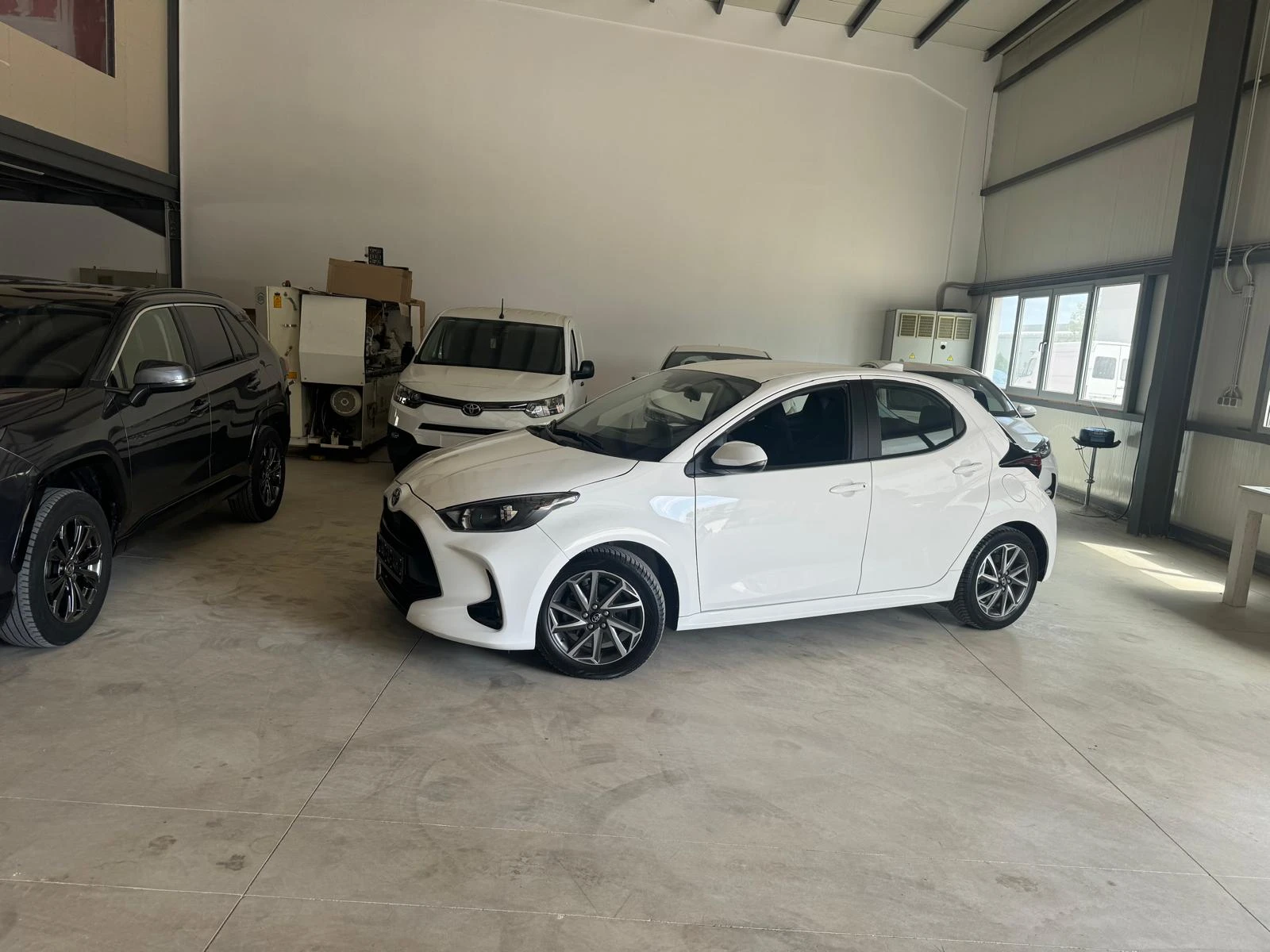Toyota Yaris 1.5 Hybrid  - изображение 2