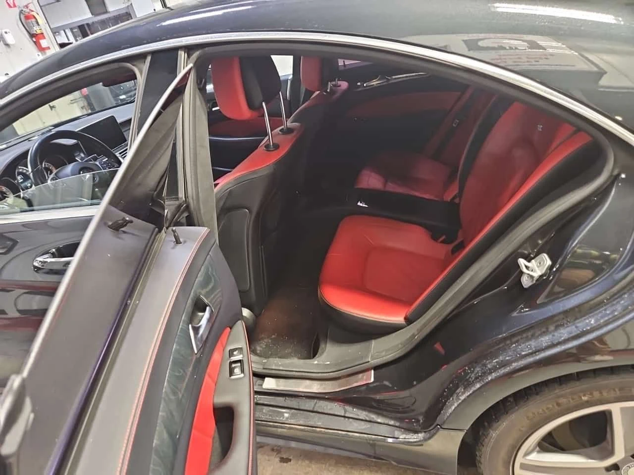 Mercedes-Benz CLS 550 4MATIC * МАСАЖИ* ДИСТРОНИК* ОБДУХВАНЕ* , снимка 12 - Автомобили и джипове - 53903843
