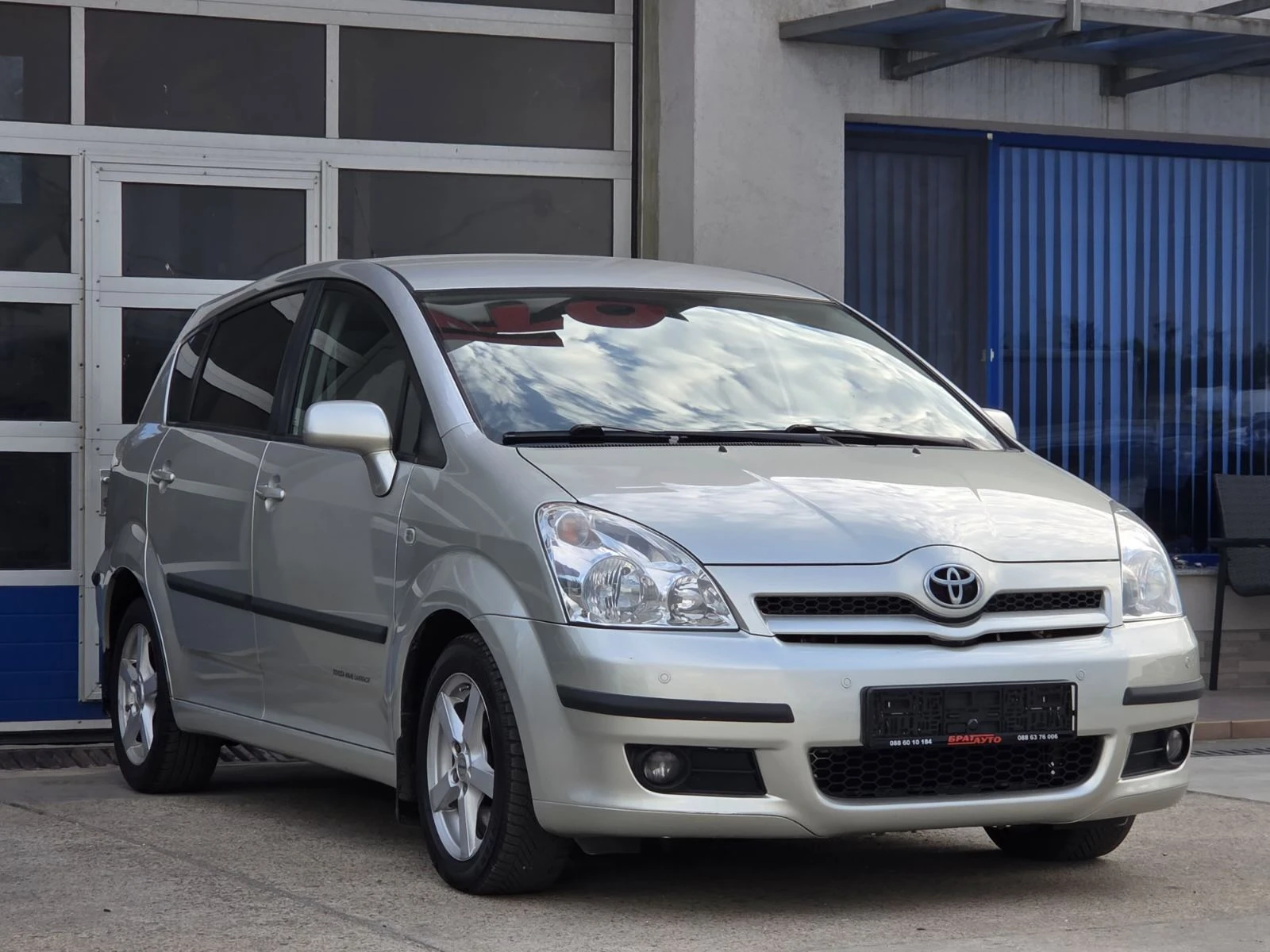 Toyota Corolla verso 2.2D-4D, снимка 2 - Автомобили и джипове - 55137606