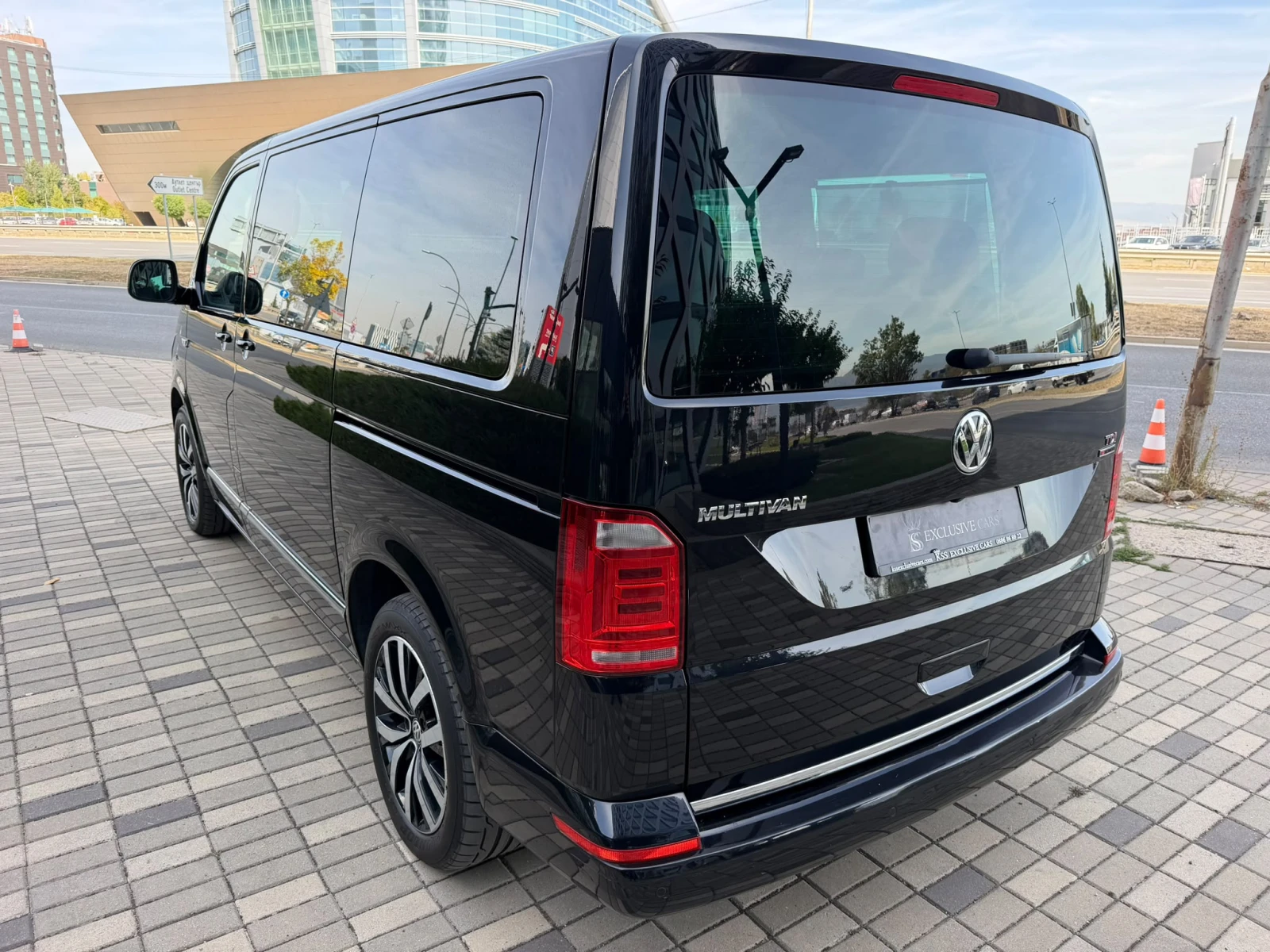 VW Multivan T6* 4MOTION* HIGHLINE* DYNAUDIO* 6+ 1* , снимка 5 - Автомобили и джипове - 56395094