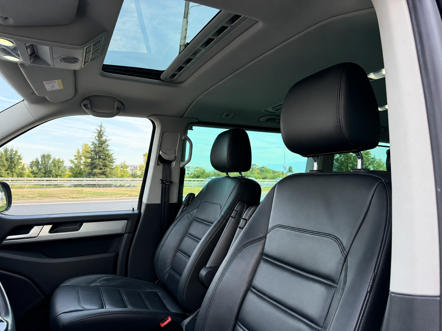 VW Multivan T6* 4MOTION* HIGHLINE* DYNAUDIO* 6+ 1* , снимка 9 - Автомобили и джипове - 56395094