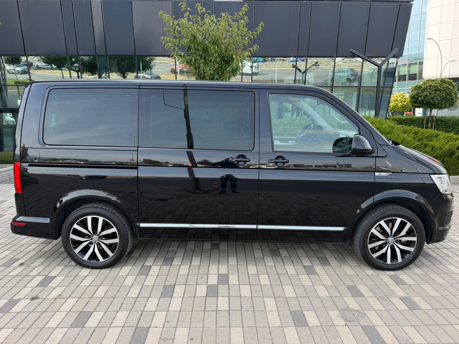 VW Multivan T6* 4MOTION* HIGHLINE* DYNAUDIO* 6+ 1* , снимка 4 - Автомобили и джипове - 56395094