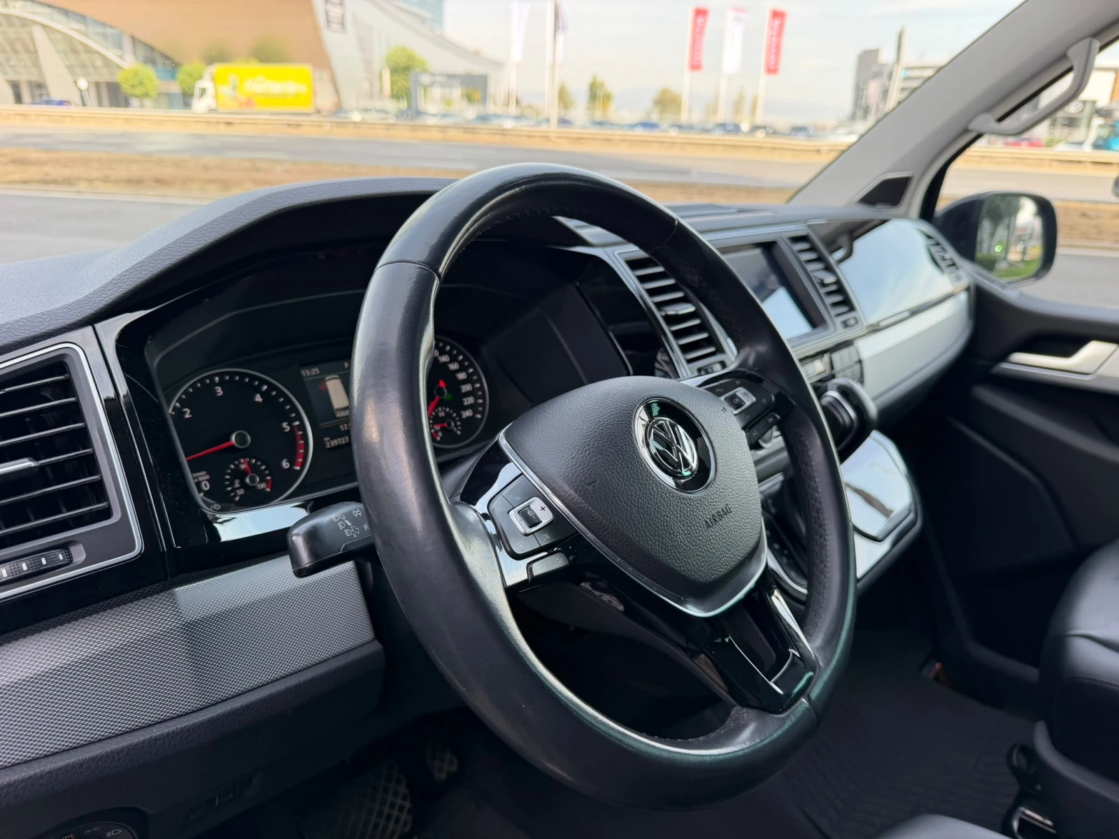 VW Multivan T6* 4MOTION* HIGHLINE* DYNAUDIO* 6+ 1* , снимка 10 - Автомобили и джипове - 56395094