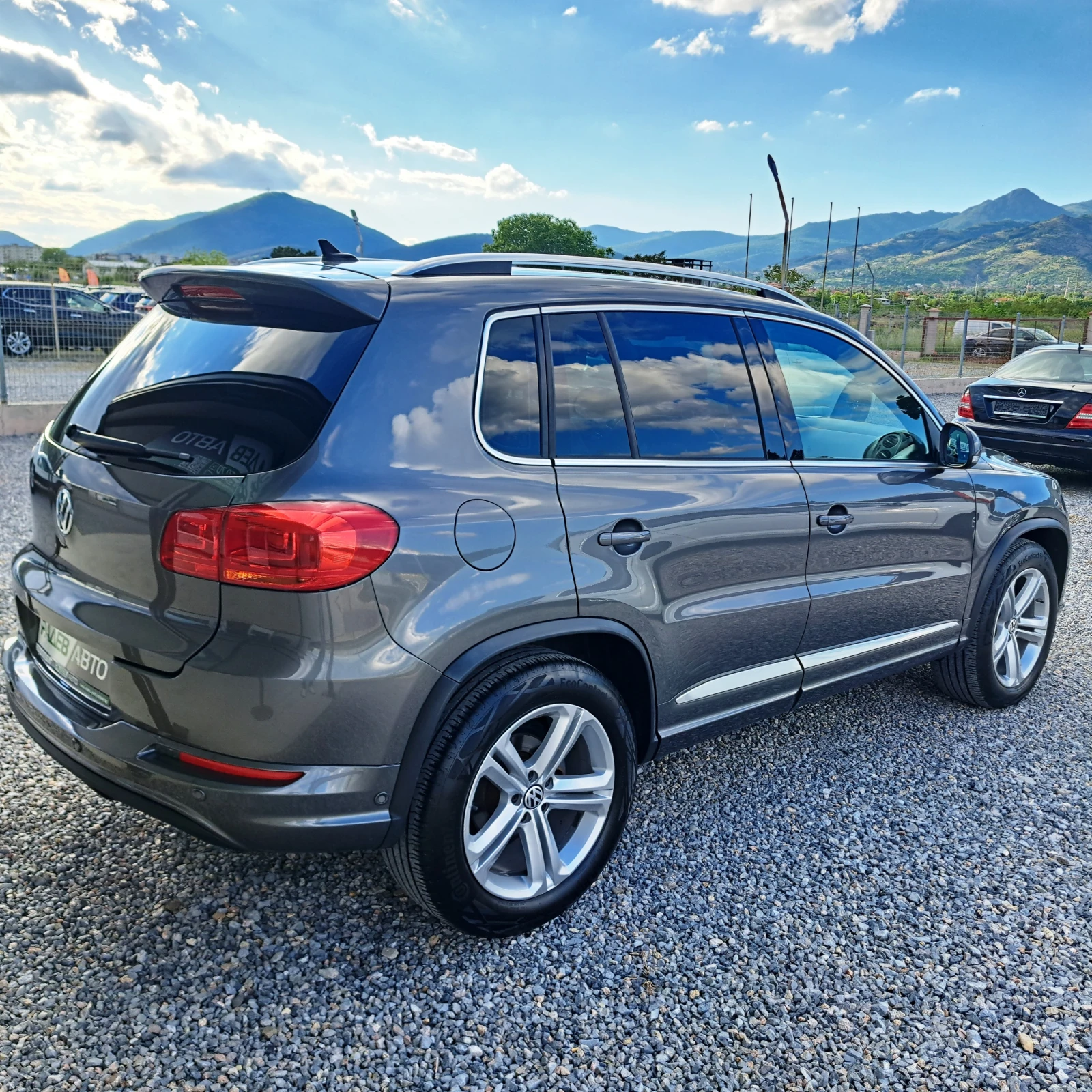 VW Tiguan 2.0 TDI R-Exclusiv* Karat 4Motion* Full&Full* Top!, снимка 7 - Автомобили и джипове - 54605224