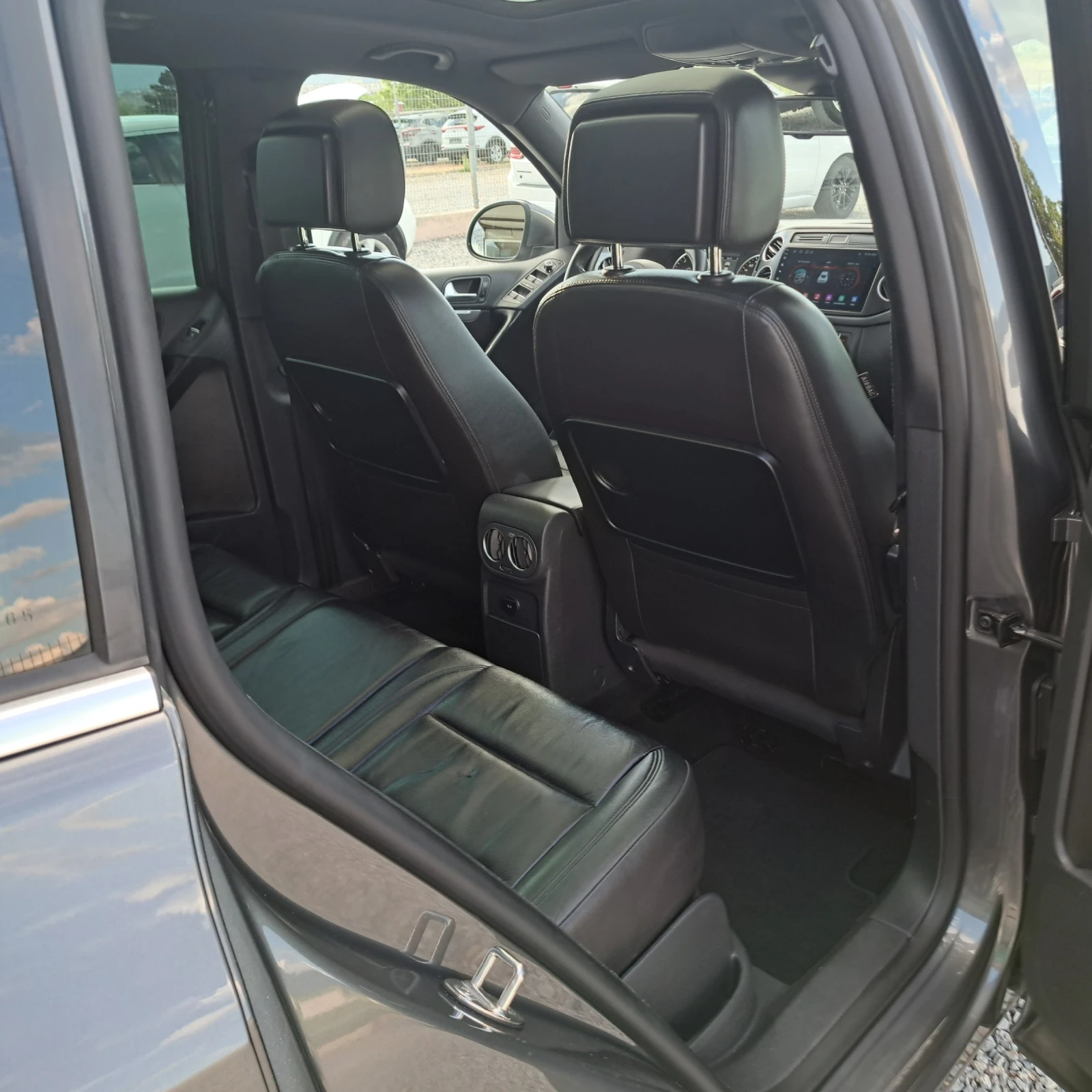 VW Tiguan 2.0 TDI R-Exclusiv* Karat 4Motion* Full&Full* Top!, снимка 12 - Автомобили и джипове - 54605224