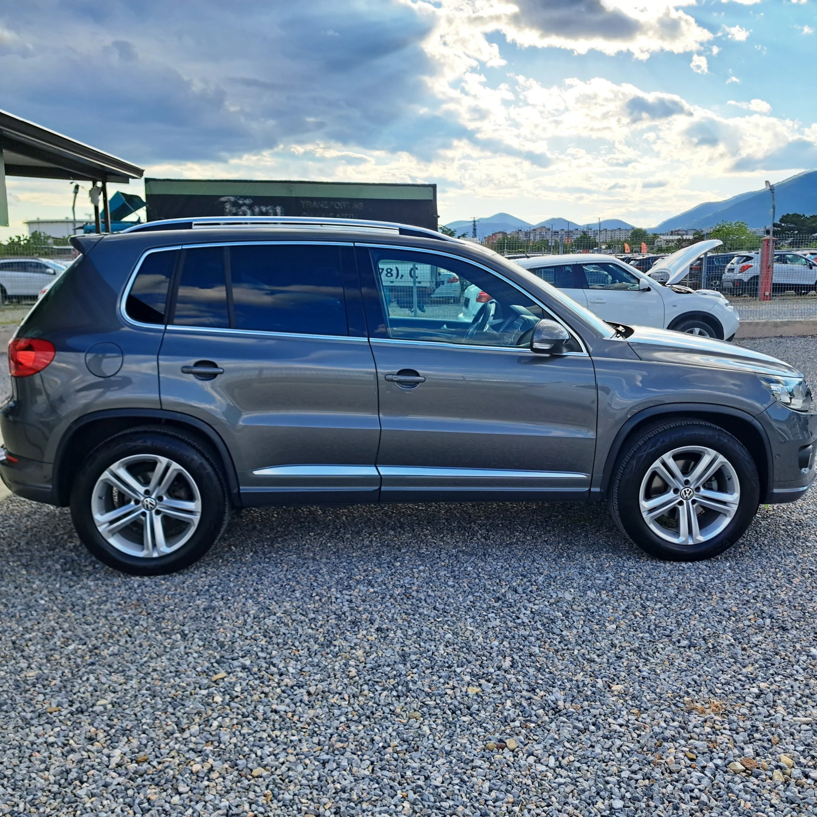 VW Tiguan 2.0 TDI R-Exclusiv* Karat 4Motion* Full&Full* Top!, снимка 6 - Автомобили и джипове - 54605224