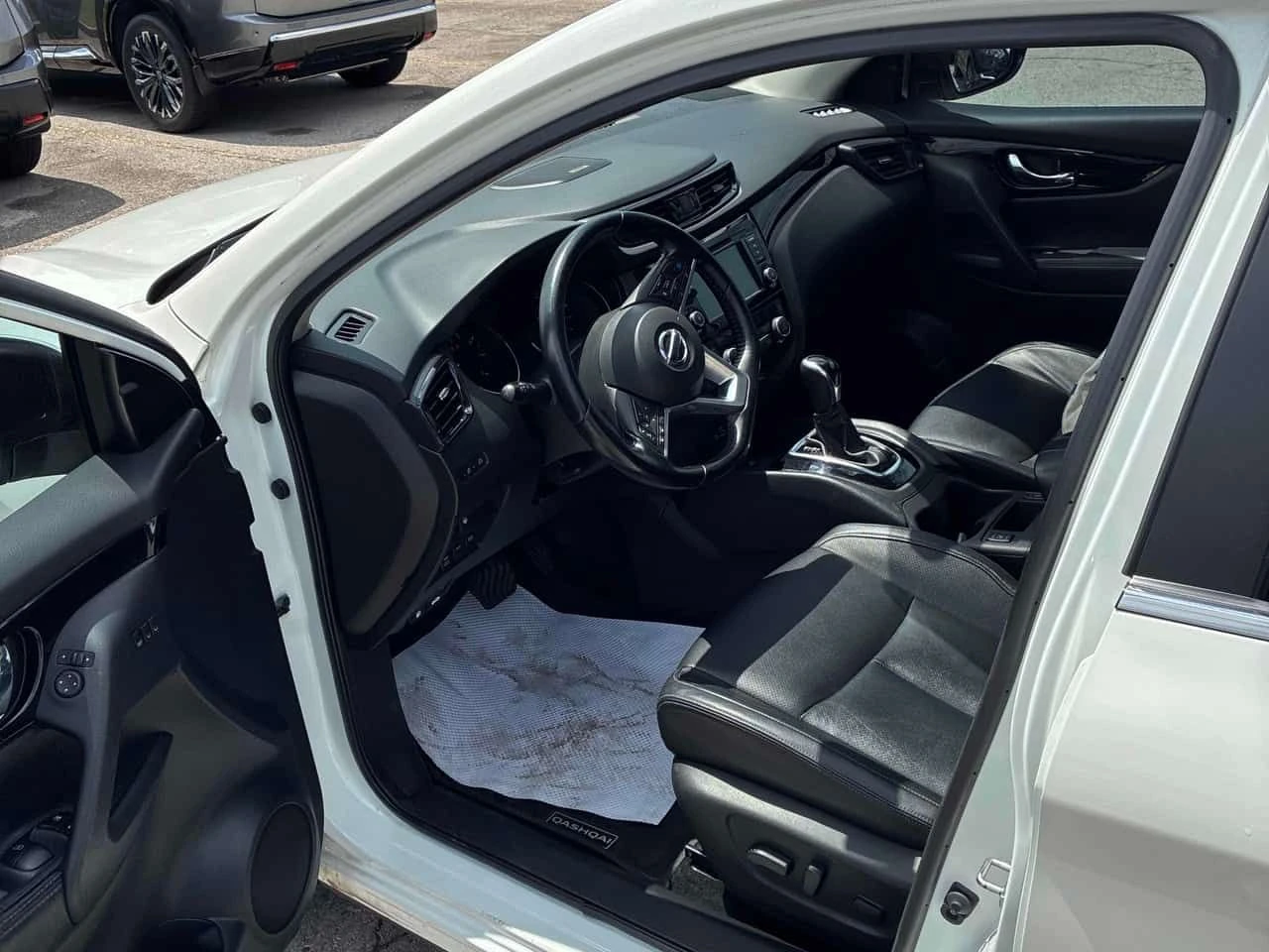 Nissan Qashqai * AWD CVT * АВТОКРЕДИТ БЕЗ ПЪРВОНАЧАЛНА ВНОСКА* , снимка 5 - Автомобили и джипове - 55024177