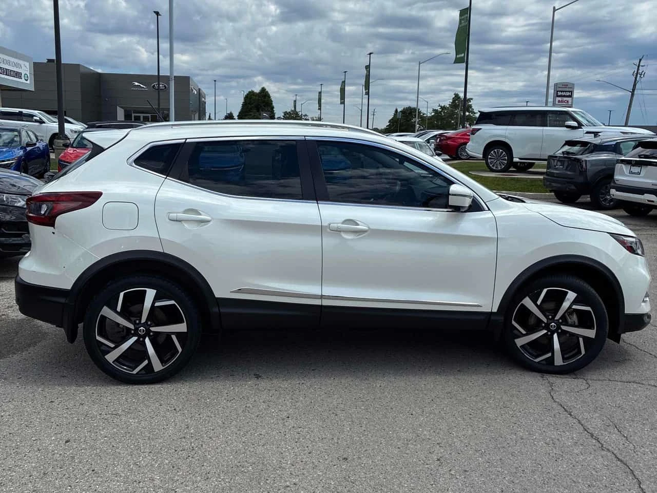 Nissan Qashqai * AWD CVT * АВТОКРЕДИТ БЕЗ ПЪРВОНАЧАЛНА ВНОСКА* , снимка 3 - Автомобили и джипове - 55024177