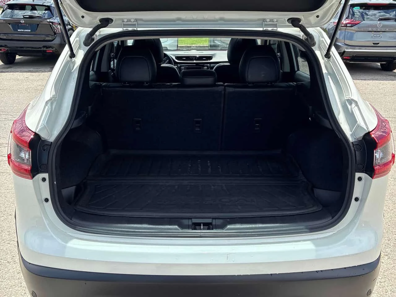 Nissan Qashqai * AWD CVT * АВТОКРЕДИТ БЕЗ ПЪРВОНАЧАЛНА ВНОСКА* , снимка 12 - Автомобили и джипове - 55024177