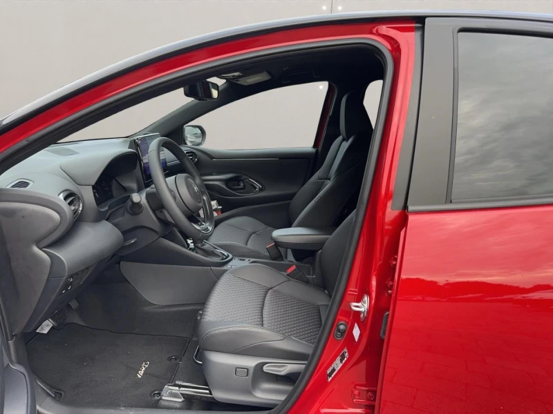 Toyota Yaris 1.5 HYBRID* STYLE* LED* CAMERA* DISTR* KEYLESS* CA, снимка 8 - Автомобили и джипове - 51963663