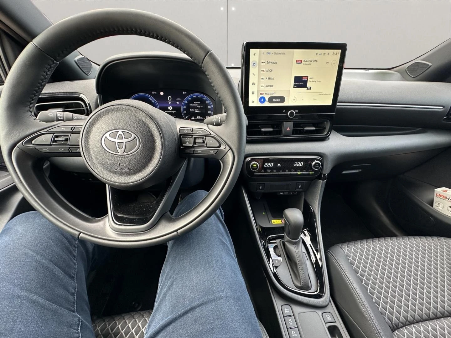 Toyota Yaris 1.5 HYBRID* STYLE* LED* CAMERA* DISTR* KEYLESS* CA - изображение 9