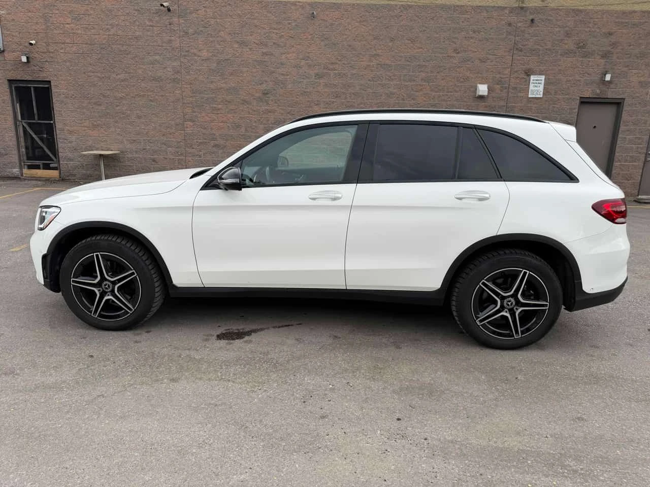 Mercedes-Benz GLC 300 * CARFAX * DISTRONIC * 360 * ПАНО, снимка 2 - Автомобили и джипове - 54597974