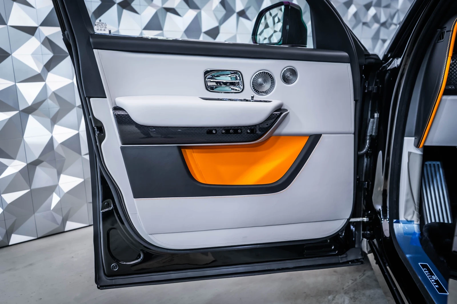 Rolls-Royce Cullinan Black Badge Series II* Лизинг, снимка 7 - Автомобили и джипове - 54779471
