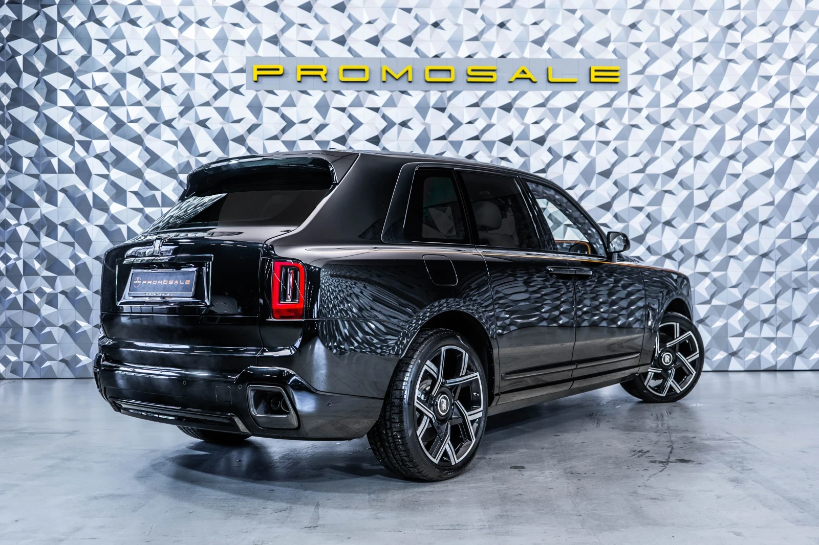 Rolls-Royce Cullinan Black Badge Series II* Лизинг, снимка 5 - Автомобили и джипове - 54779471