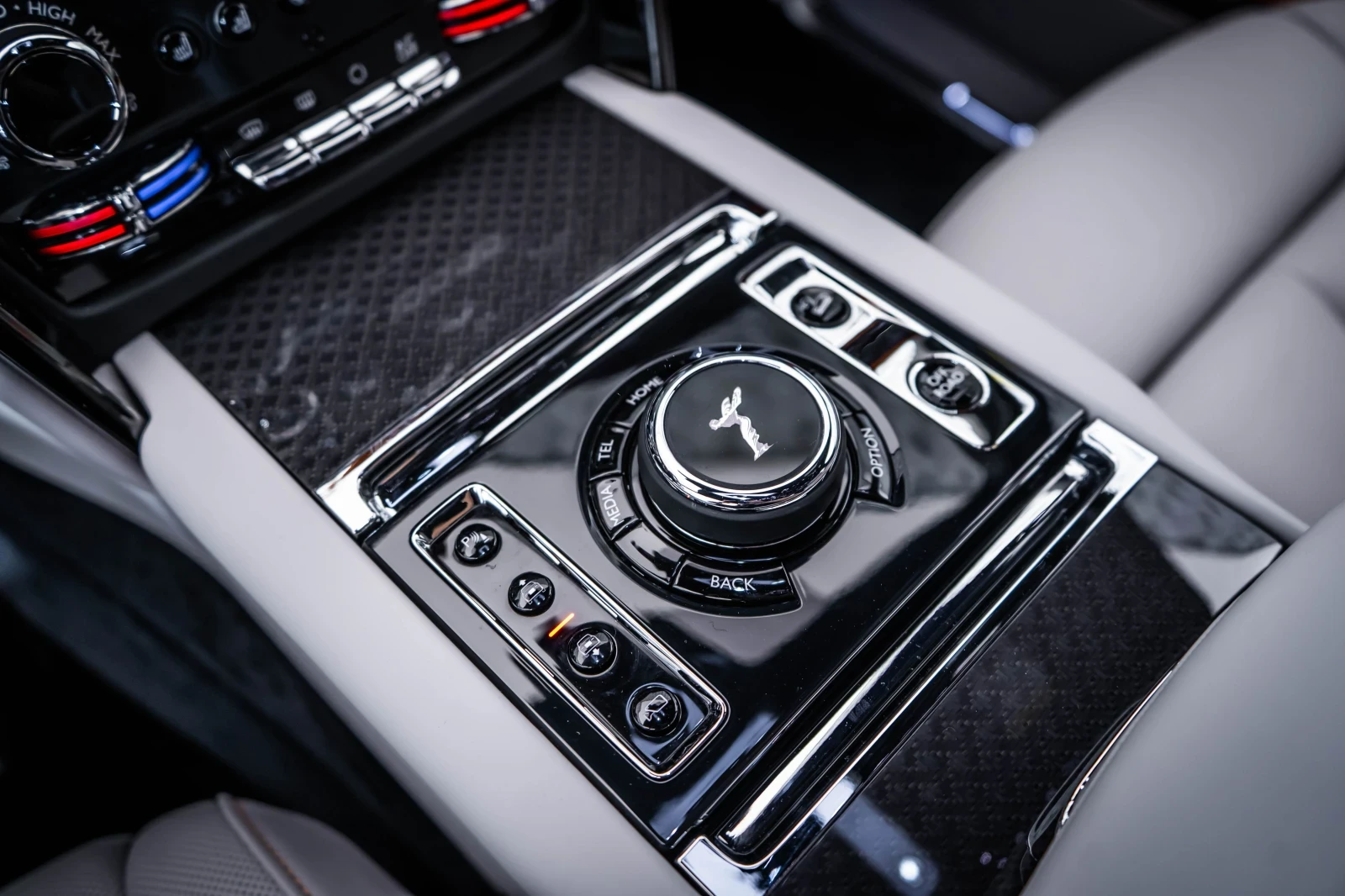 Rolls-Royce Cullinan Black Badge Series II* Лизинг, снимка 13 - Автомобили и джипове - 54779471