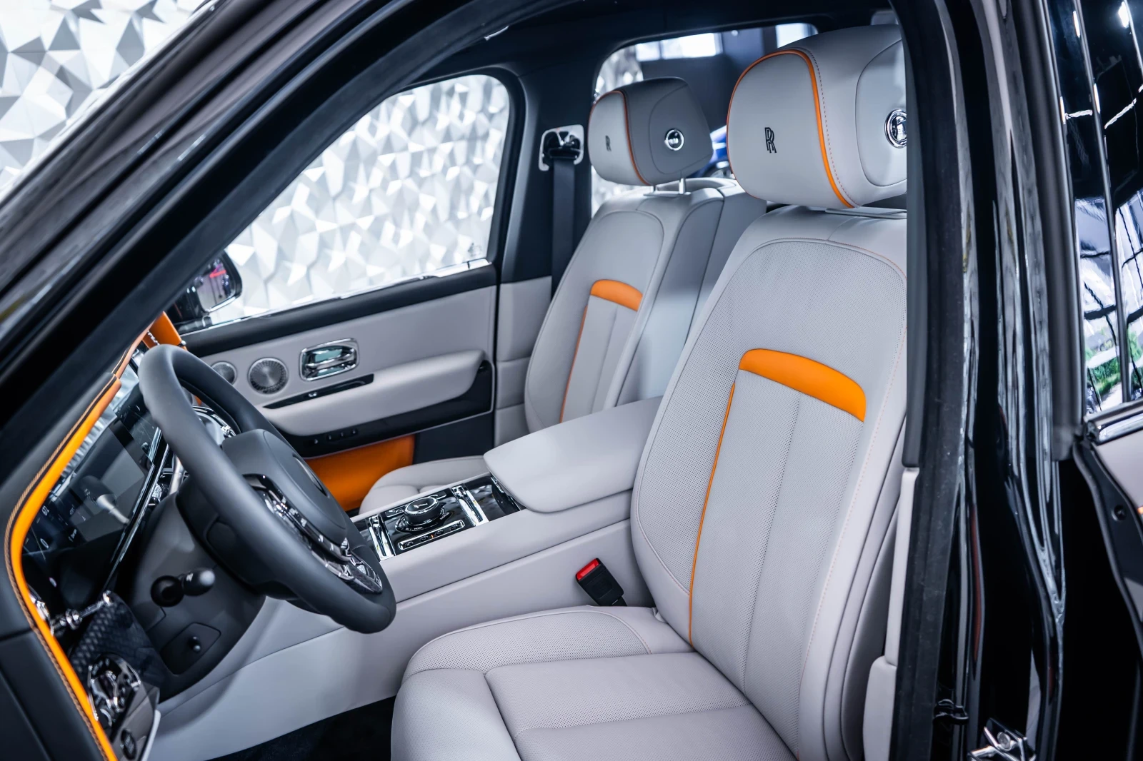 Rolls-Royce Cullinan Black Badge Series II* Лизинг, снимка 8 - Автомобили и джипове - 54779471