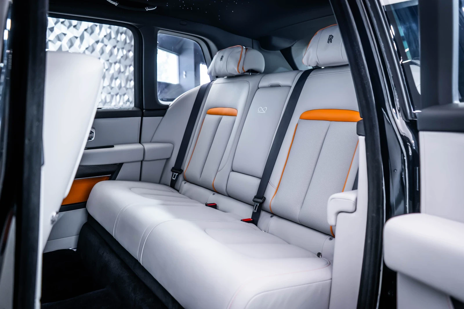 Rolls-Royce Cullinan Black Badge Series II* Лизинг, снимка 17 - Автомобили и джипове - 54779471