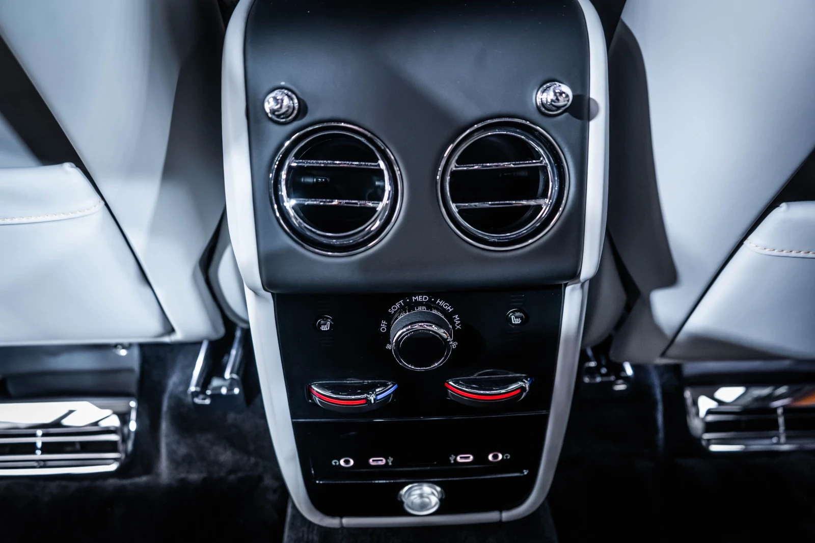 Rolls-Royce Cullinan Black Badge Series II* Лизинг, снимка 16 - Автомобили и джипове - 54779471