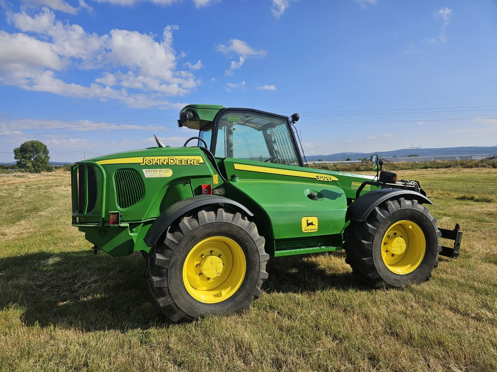 Телескопичен товарач John Deere 3220 - изображение 8