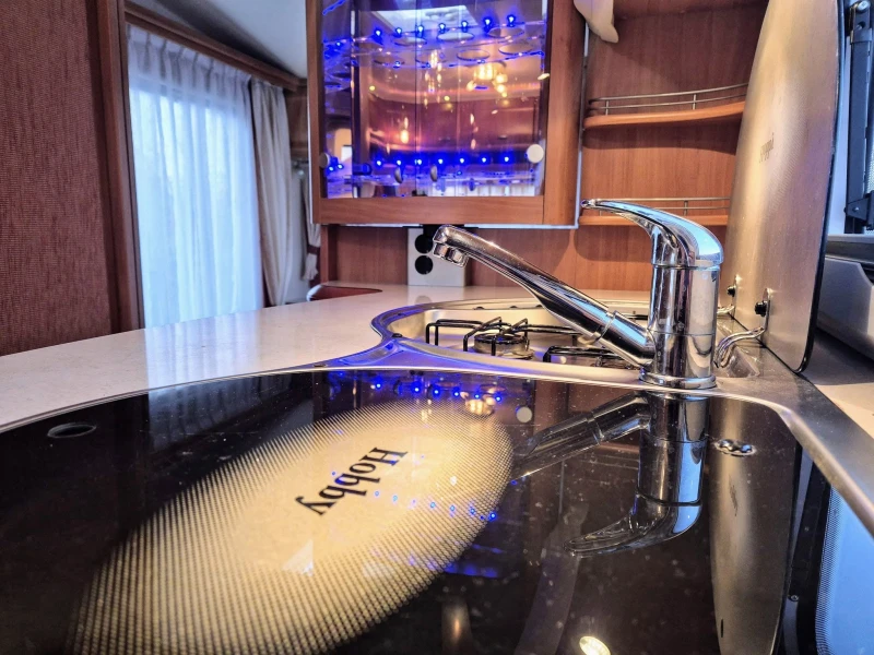 Каравана Hobby Excellent, снимка 14 - Каравани и кемпери - 53218372