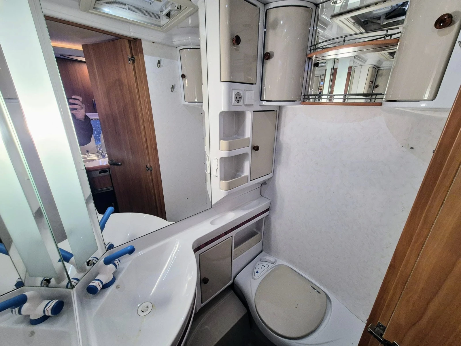 �������� Hobby Excellent | Mobile.bg � ����������� 12