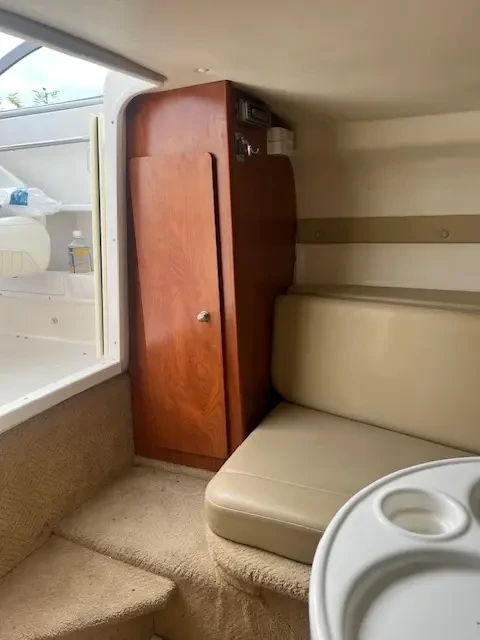 Моторна яхта Rinker 230 C 5.0 GXI SX, снимка 4 - Воден транспорт - 53999412