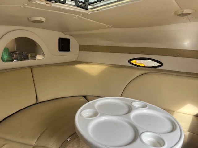 Моторна яхта Rinker 230 C 5.0 GXI SX, снимка 3 - Воден транспорт - 53999412