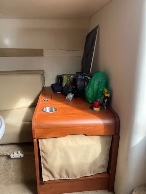 Моторна яхта Rinker 230 C 5.0 GXI SX, снимка 5 - Воден транспорт - 53999412