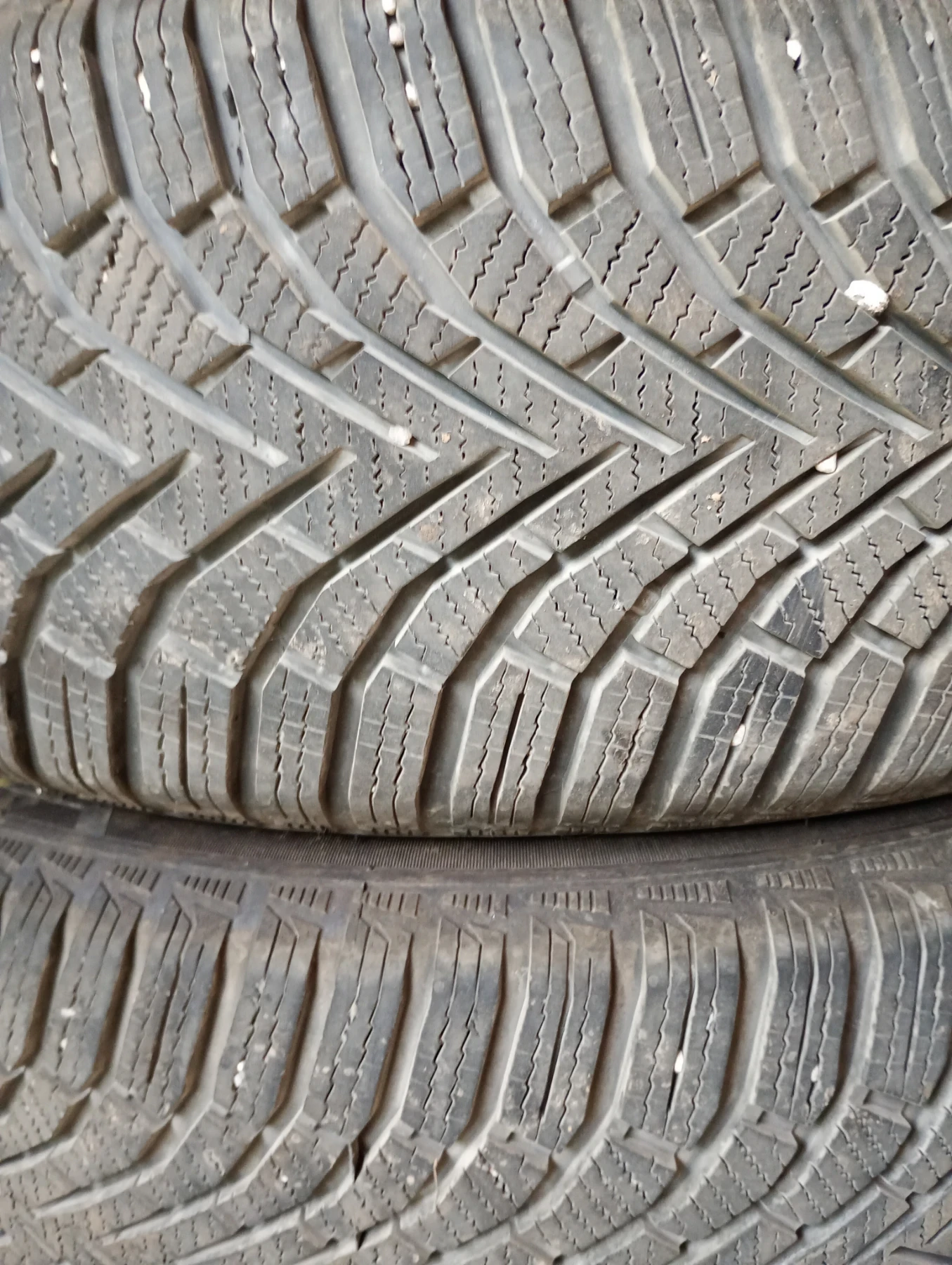 Гуми Зимни 215/65R16, снимка 2 - Гуми и джанти - 56191732