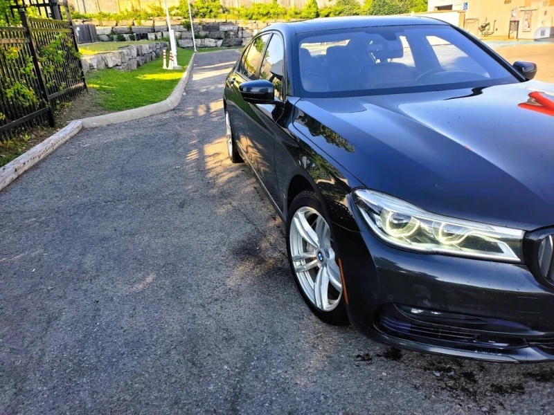 BMW 750 * 4dr Sdn 750Li xDrive AWD * CARFAX * ЦЕНА ДО БГ, снимка 6 - Автомобили и джипове - 52803491