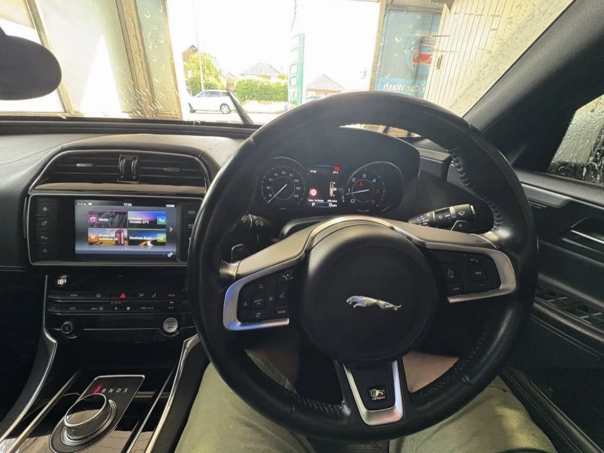 Jaguar XE 2.0d 177к.с - изображение 5
