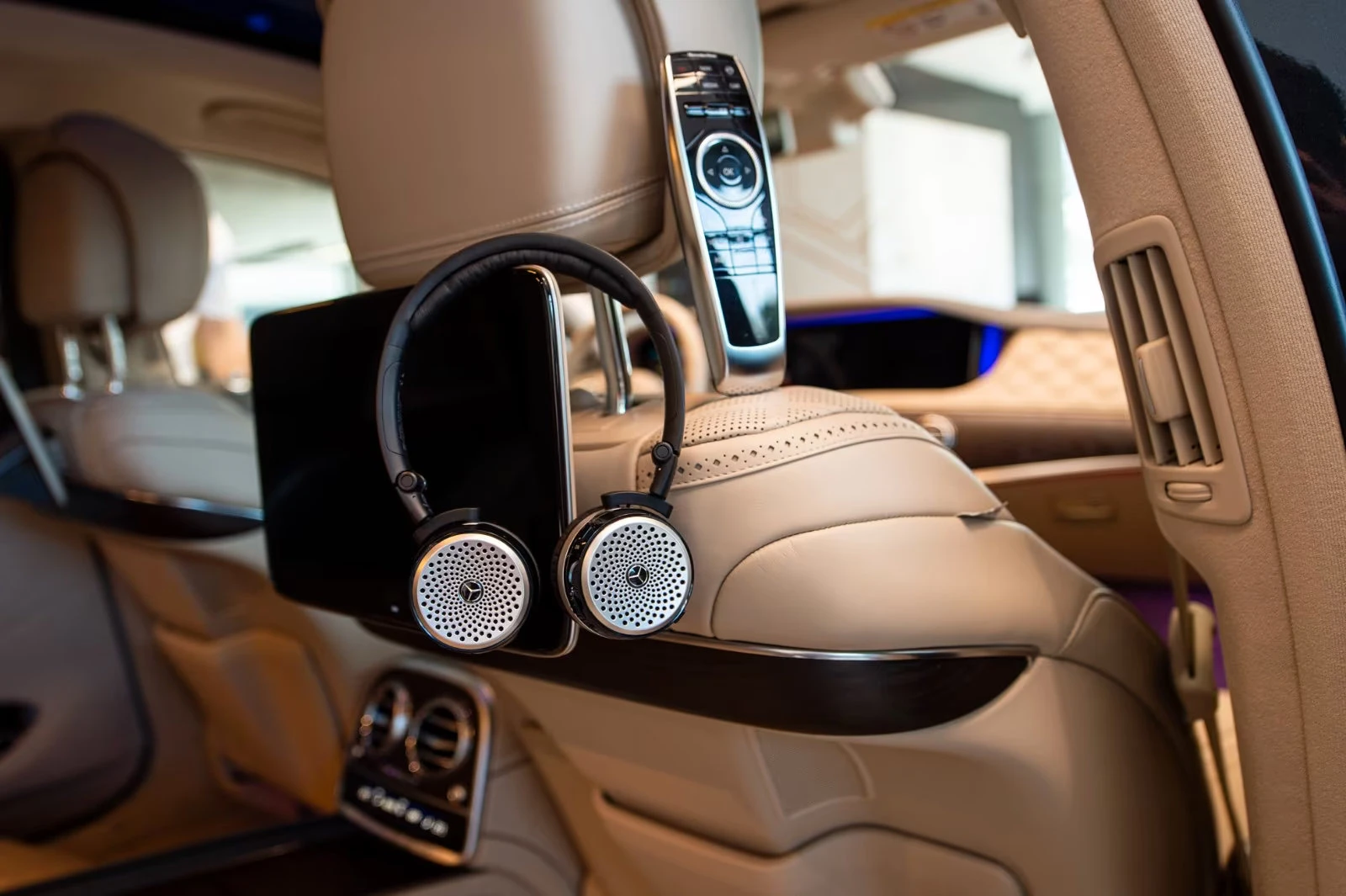 Maybach S 560 4MATIC/469HP/PANO/TV/360/BURM/MASSAGE/HUD/337q, снимка 15 - Автомобили и джипове - 54676299