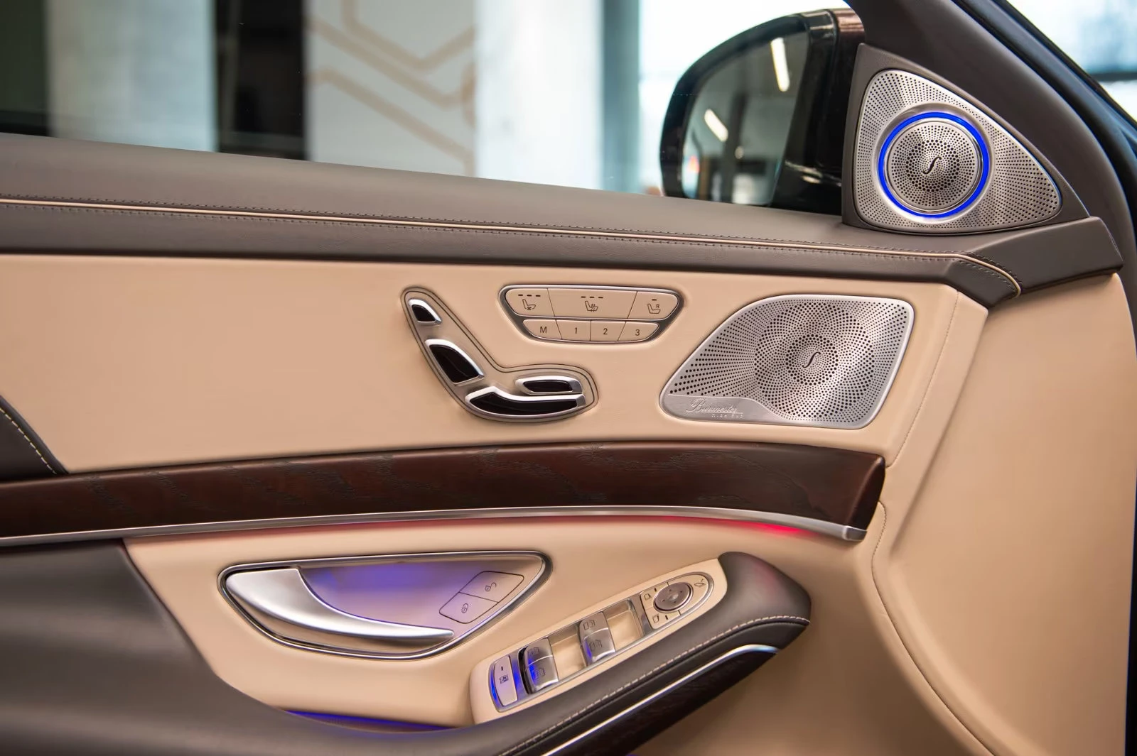 Maybach S 560 4MATIC/469HP/PANO/TV/360/BURM/MASSAGE/HUD/337q, снимка 12 - Автомобили и джипове - 54676299