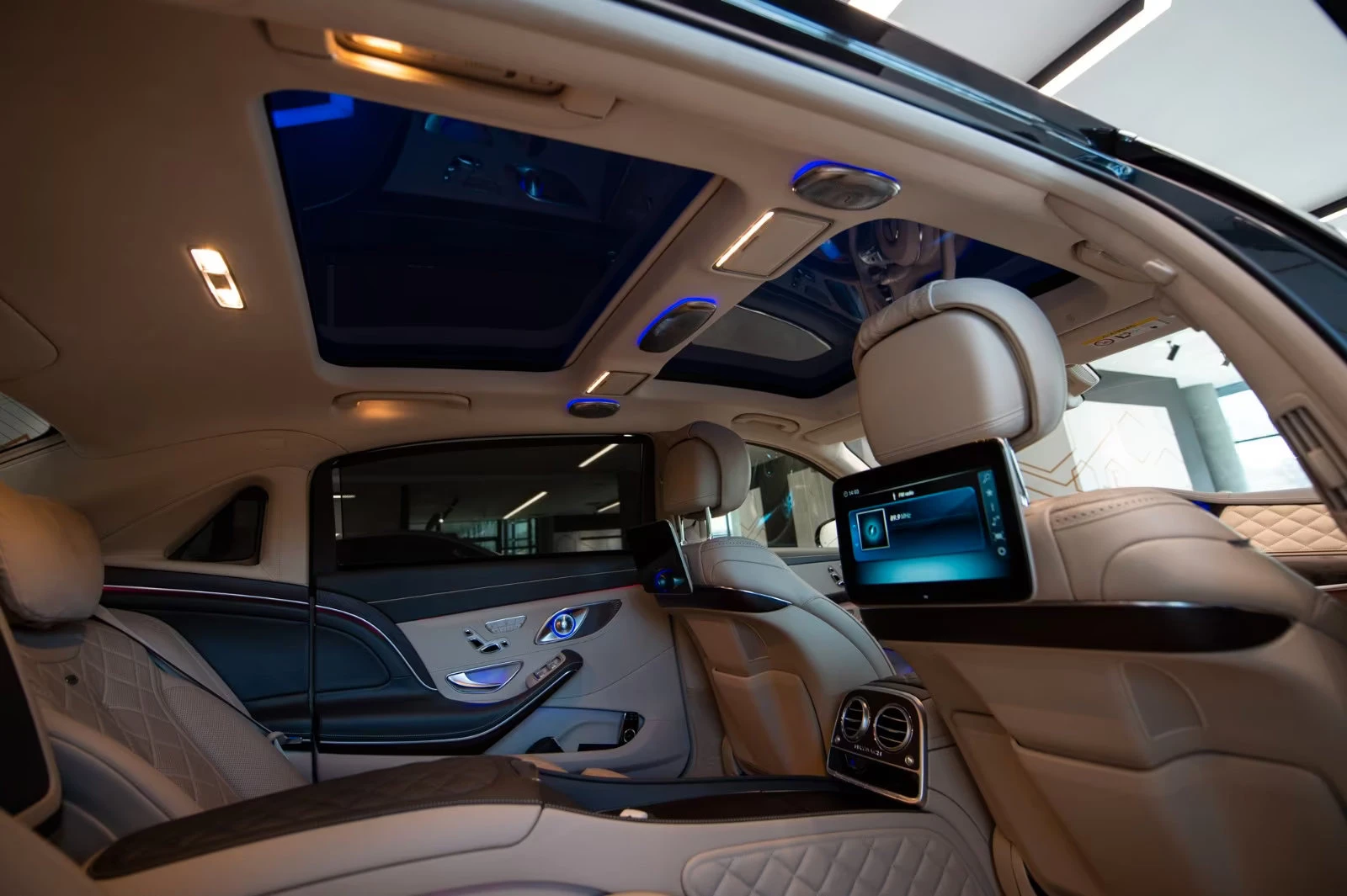 Maybach S 560 4MATIC/469HP/PANO/TV/360/BURM/MASSAGE/HUD/337q, снимка 14 - Автомобили и джипове - 54676299