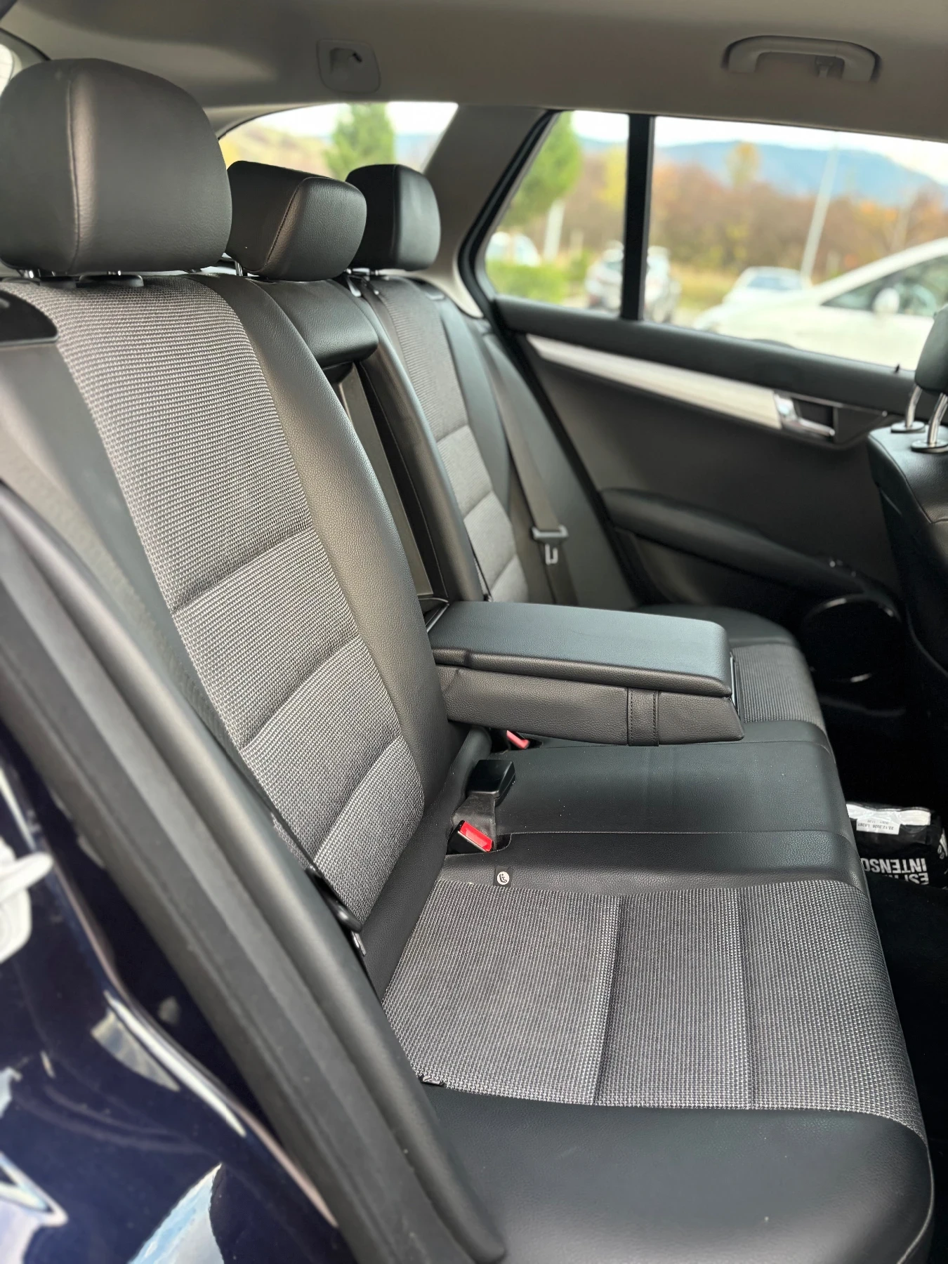Mercedes-Benz C 320, снимка 12 - Автомобили и джипове - 55260160