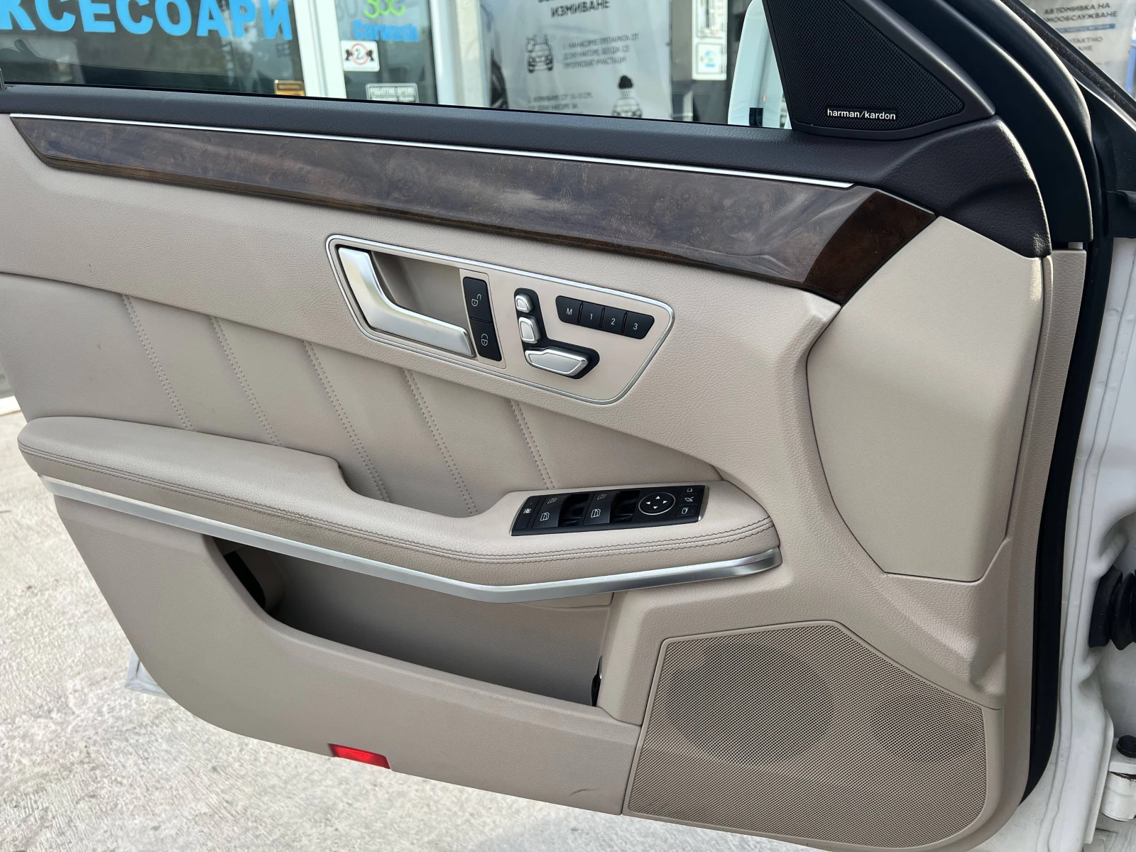 Mercedes-Benz E 350 4 MATIC, снимка 11 - Автомобили и джипове - 55835061