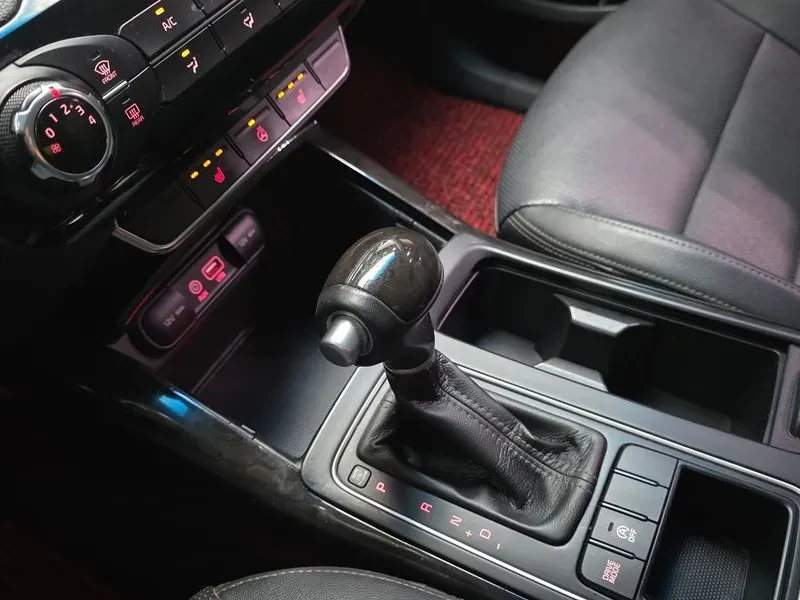 Kia Sorento 2.0 2WD, снимка 9 - Автомобили и джипове - 54750731