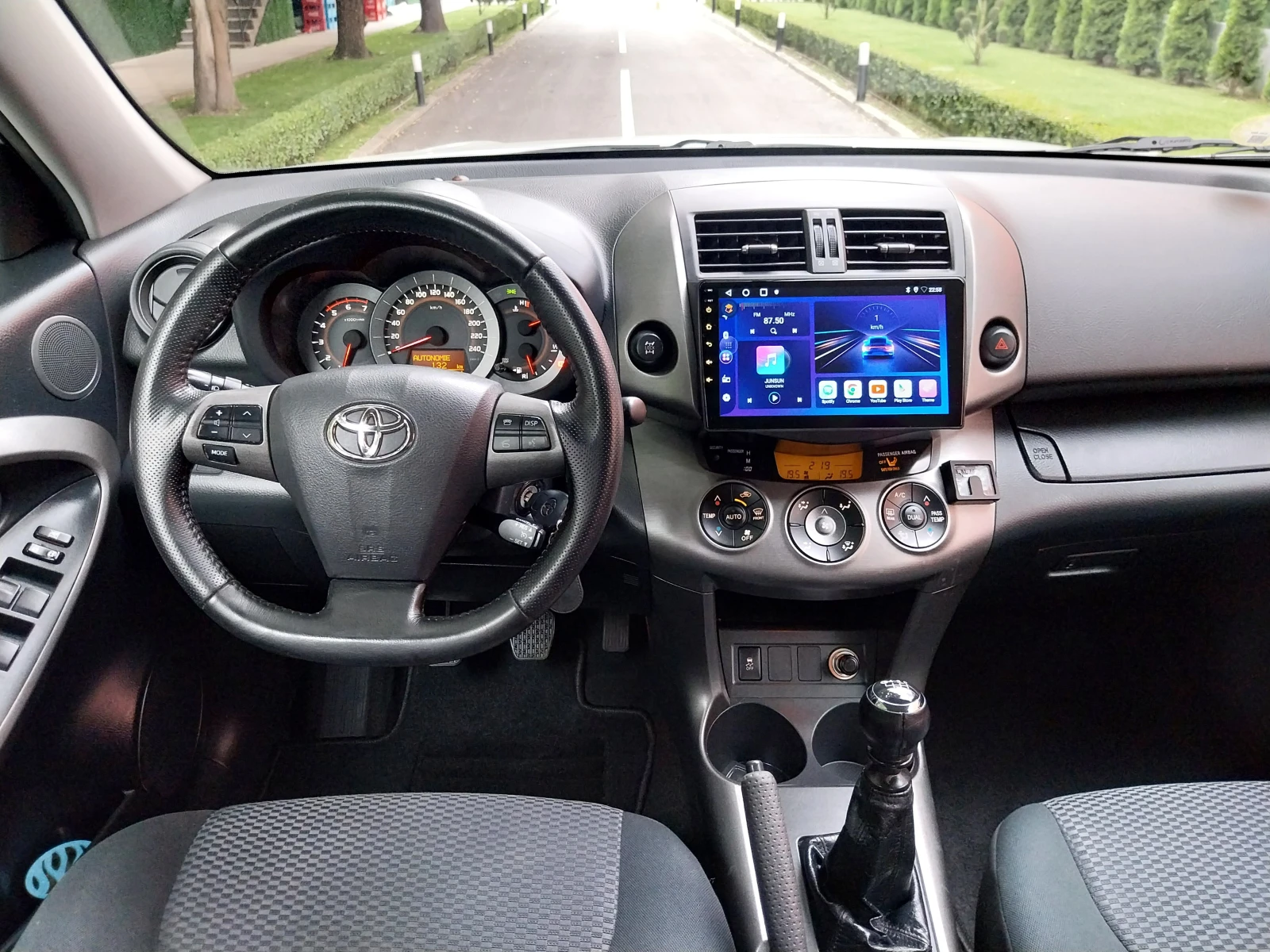 Toyota Rav4 2.2 D4D 150ks/* 4x4/* НАВИ/* ТЕГЛИЧ/!!!Face-lift *, снимка 2 - Автомобили и джипове - 54742269