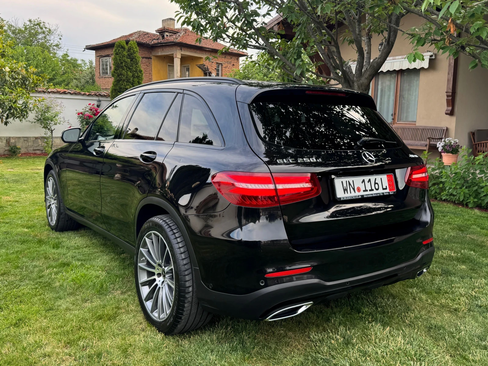 Mercedes-Benz GLC 250 AMG* Distronic Plus* Burmester* Pano* , снимка 6 - Автомобили и джипове - 54998432