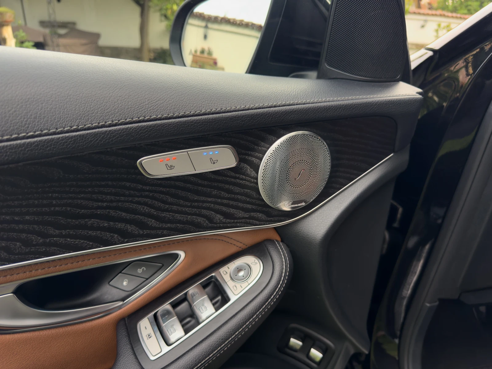 Mercedes-Benz GLC 250 AMG* Distronic Plus* Burmester* Pano* , снимка 15 - Автомобили и джипове - 54998432