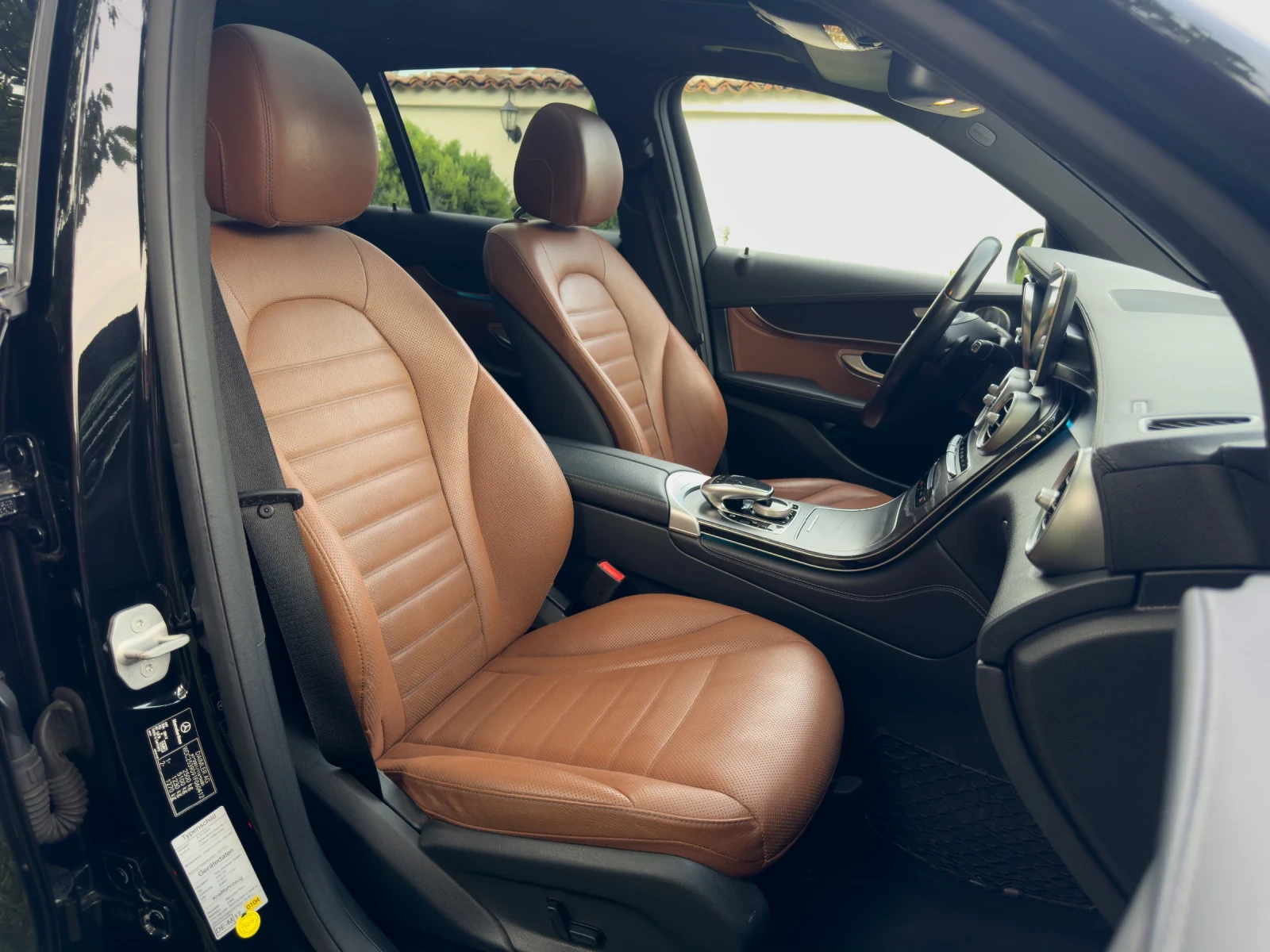 Mercedes-Benz GLC 250 AMG* Distronic Plus* Burmester* Pano* , снимка 9 - Автомобили и джипове - 54998432