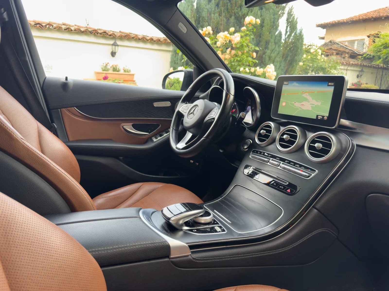 Mercedes-Benz GLC 250 AMG* Distronic Plus* Burmester* Pano* , снимка 10 - Автомобили и джипове - 54998432