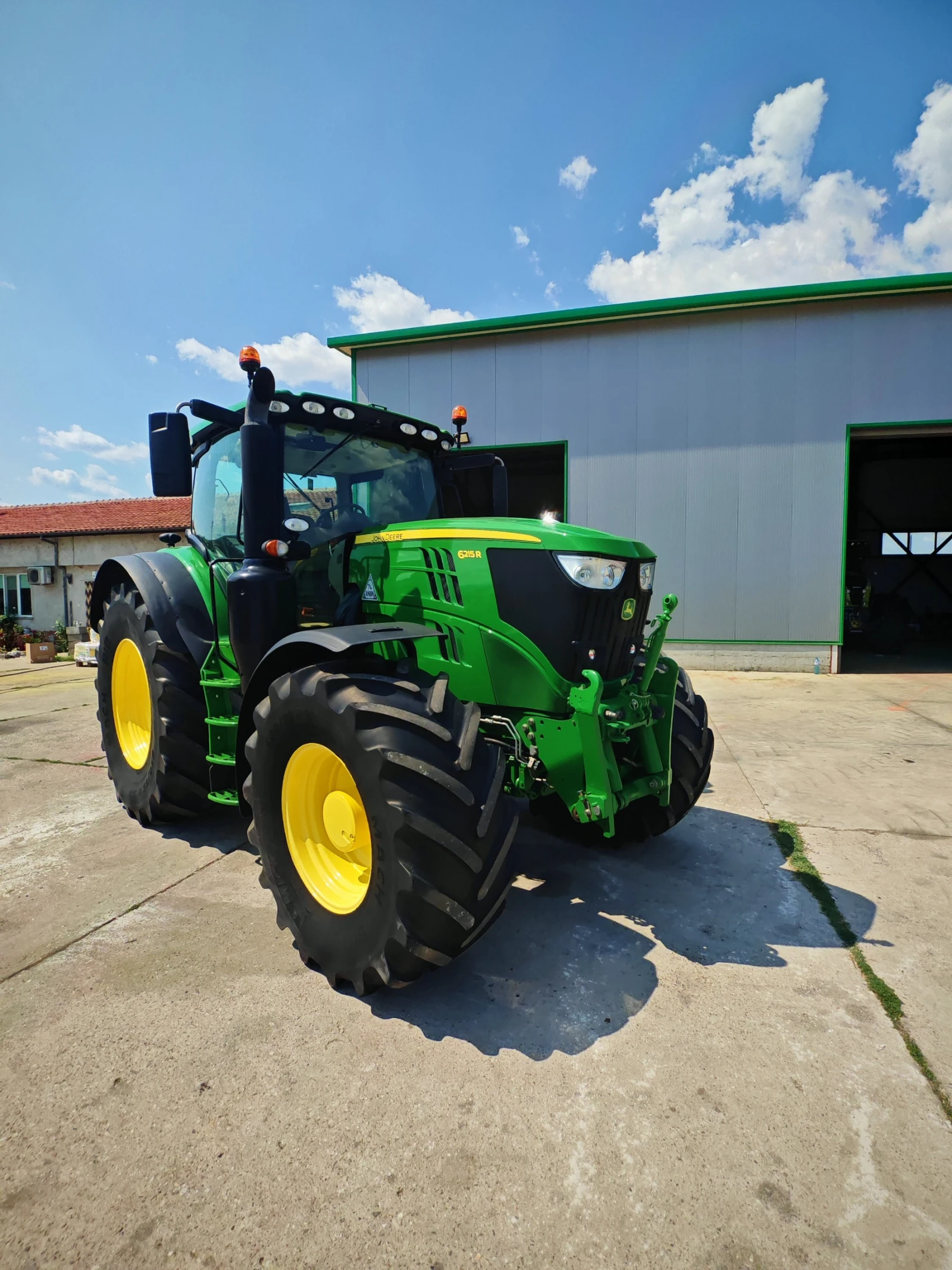 Трактор John Deere 6215R лизинг с първоначална вноска 20% - изображение 2