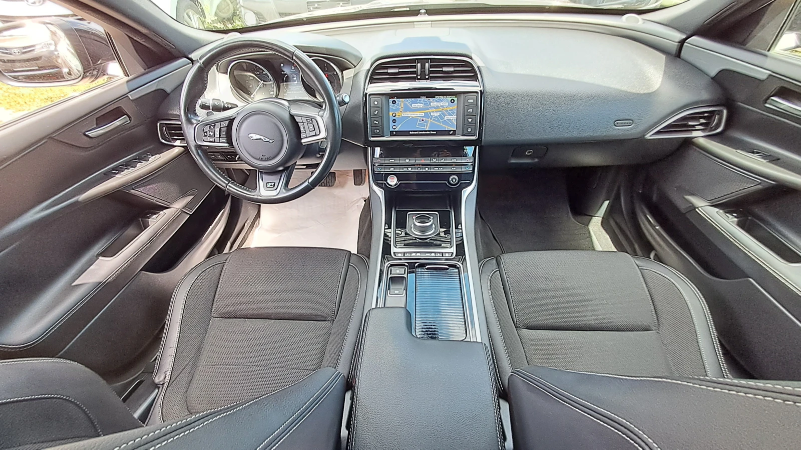Jaguar XE FULL R-SPORT РЕАЛ КМ ИЗКЛЮЧИТЕЛ СЕРВ КНИЖ КОЖА ЛЕД, снимка 9 - Автомобили и джипове - 15268949