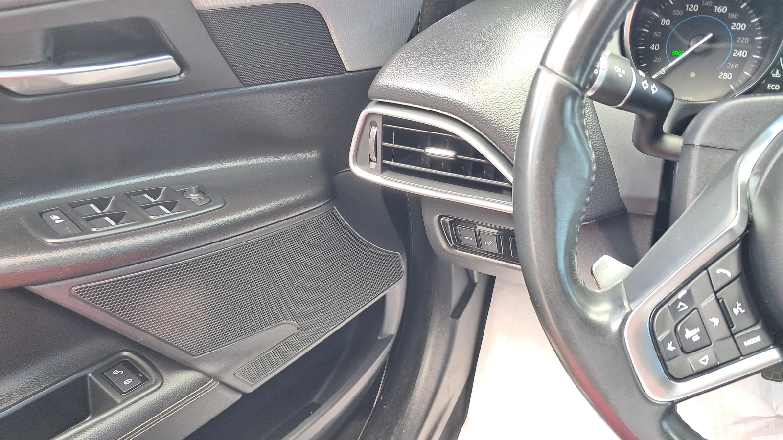Jaguar XE FULL R-SPORT РЕАЛ КМ ИЗКЛЮЧИТЕЛ СЕРВ КНИЖ КОЖА ЛЕД, снимка 16 - Автомобили и джипове - 15268949