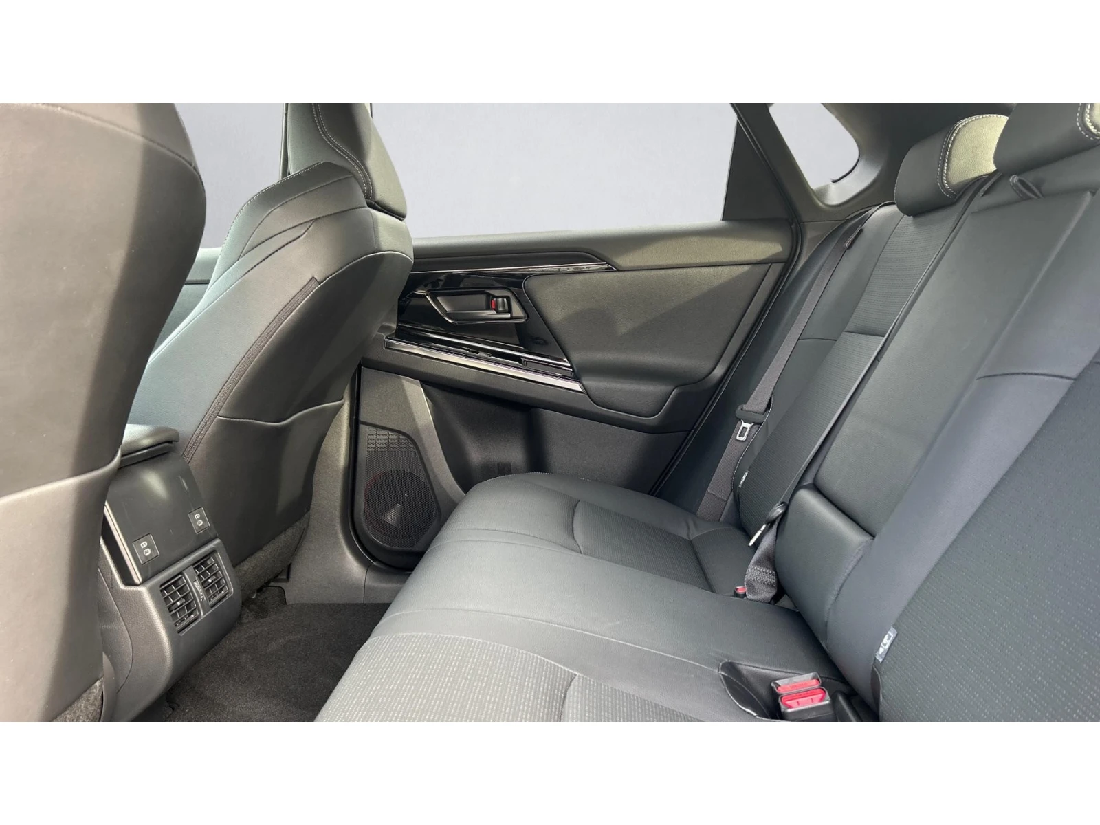 Toyota bZ4X AWD, Месечна вноска от 455  , снимка 11 - Автомобили и джипове - 54227846